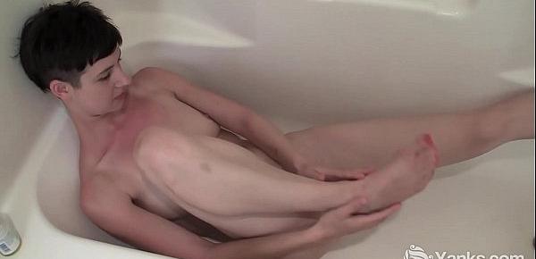  Yanks Quinn Masturbates In Bath Tub